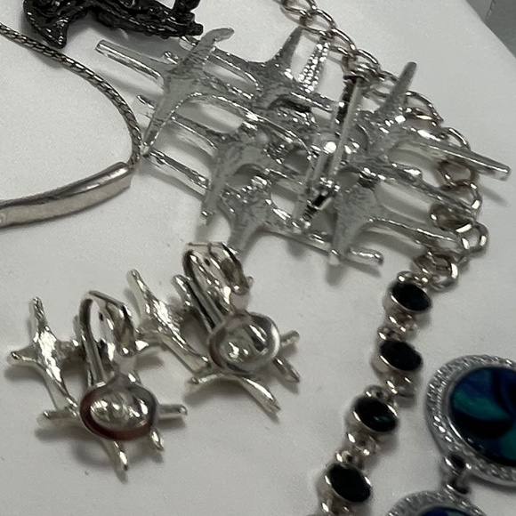 Vintage mixed lot of Silver tone, and Rhinestone Jewelry. 15 pcs. - Picture 8 of 8